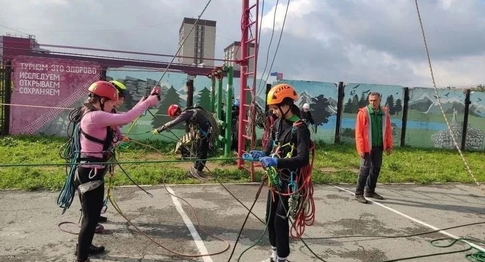 туристы
